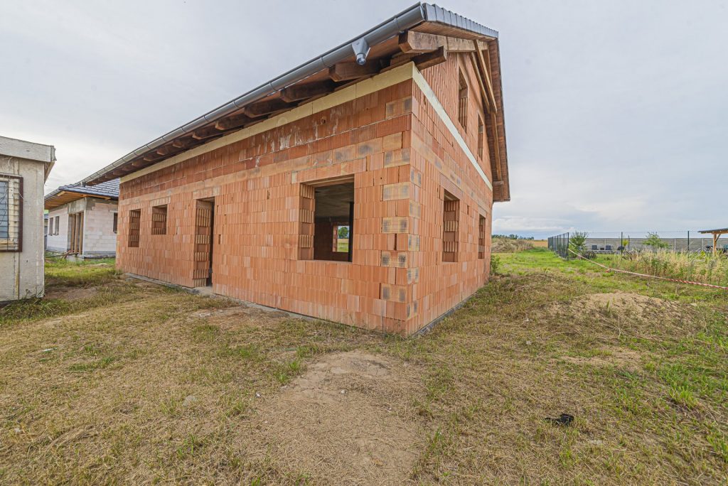 Kúpa hrubej stavby rodinného domu v obci Šumice